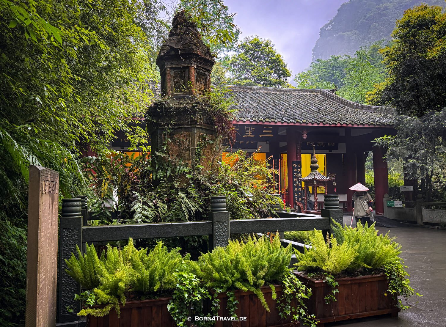 Sansheng Tempel,Dujiangyan Panda Park,Panda Valley, Chengdu,China2026,born4travel.de