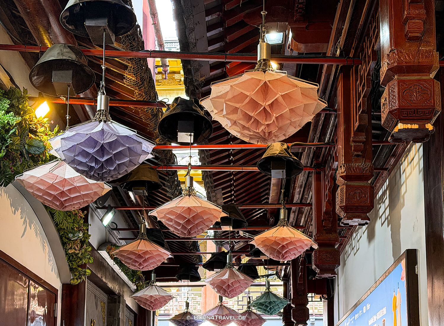 Yuyuan Bazaar in Shanghai,China2026,born4travel.de