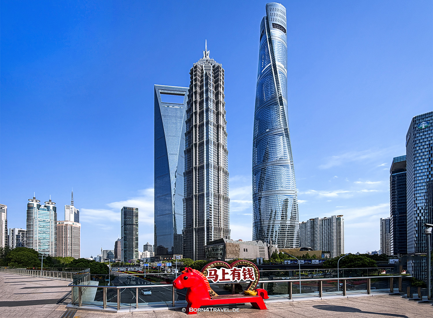 Lujiazui Skywalk Shanghai, China 2026, born4travel.de