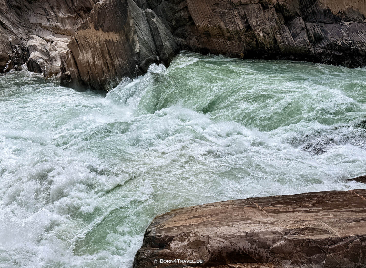 Tiger Leaping Gorge High  Trail, Yunnan,China2026,born4travel.de