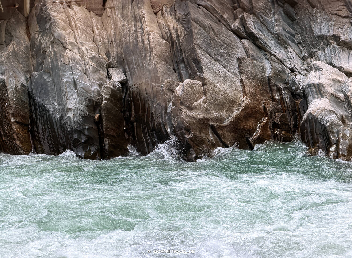 Tiger Leaping Gorge High  Trail, Yunnan,China2026,born4travel.de