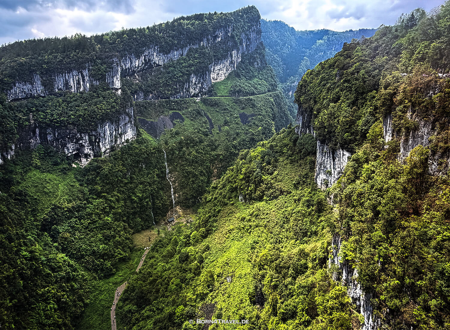 Three Natural Bridges (天生三桥) im Wulong-Karstgebiet.,China2026,born4travel.de