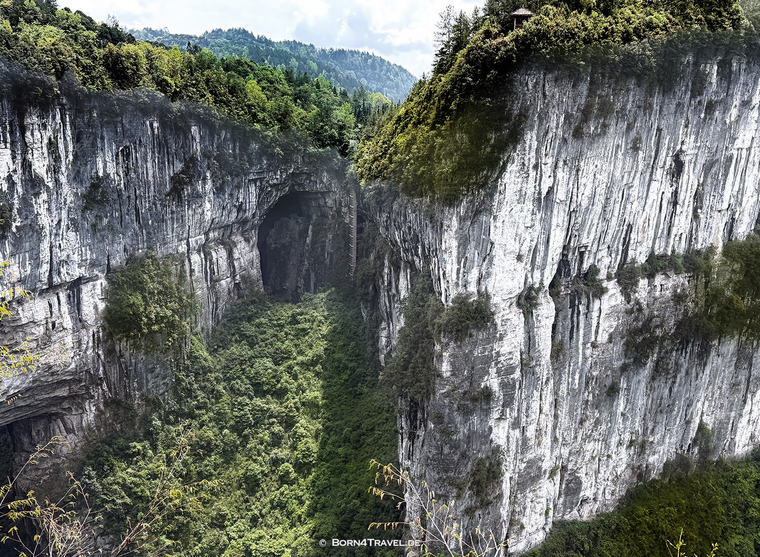 Three Natural Bridges (天生三桥) im Wulong-Karstgebiet.,China2026,born4travel.de