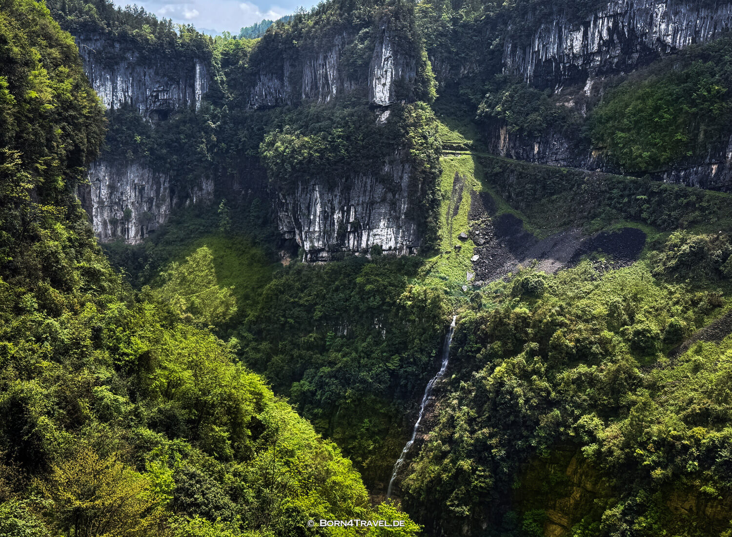 Three Natural Bridges (天生三桥) im Wulong-Karstgebiet.,China2026,born4travel.de