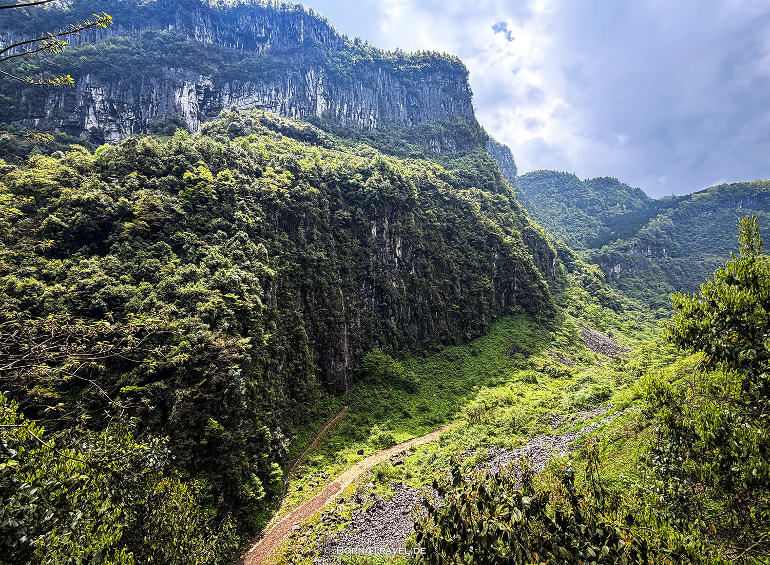 Three Natural Bridges (天生三桥) im Wulong-Karstgebiet.,China2026,born4travel.de