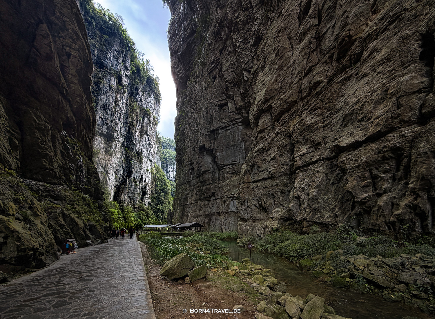 Three Natural Bridges (天生三桥) im Wulong-Karstgebiet.,China2026,born4travel.de