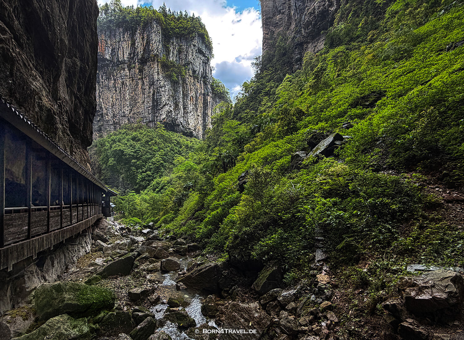 Three Natural Bridges (天生三桥) im Wulong-Karstgebiet.,China2026,born4travel.de