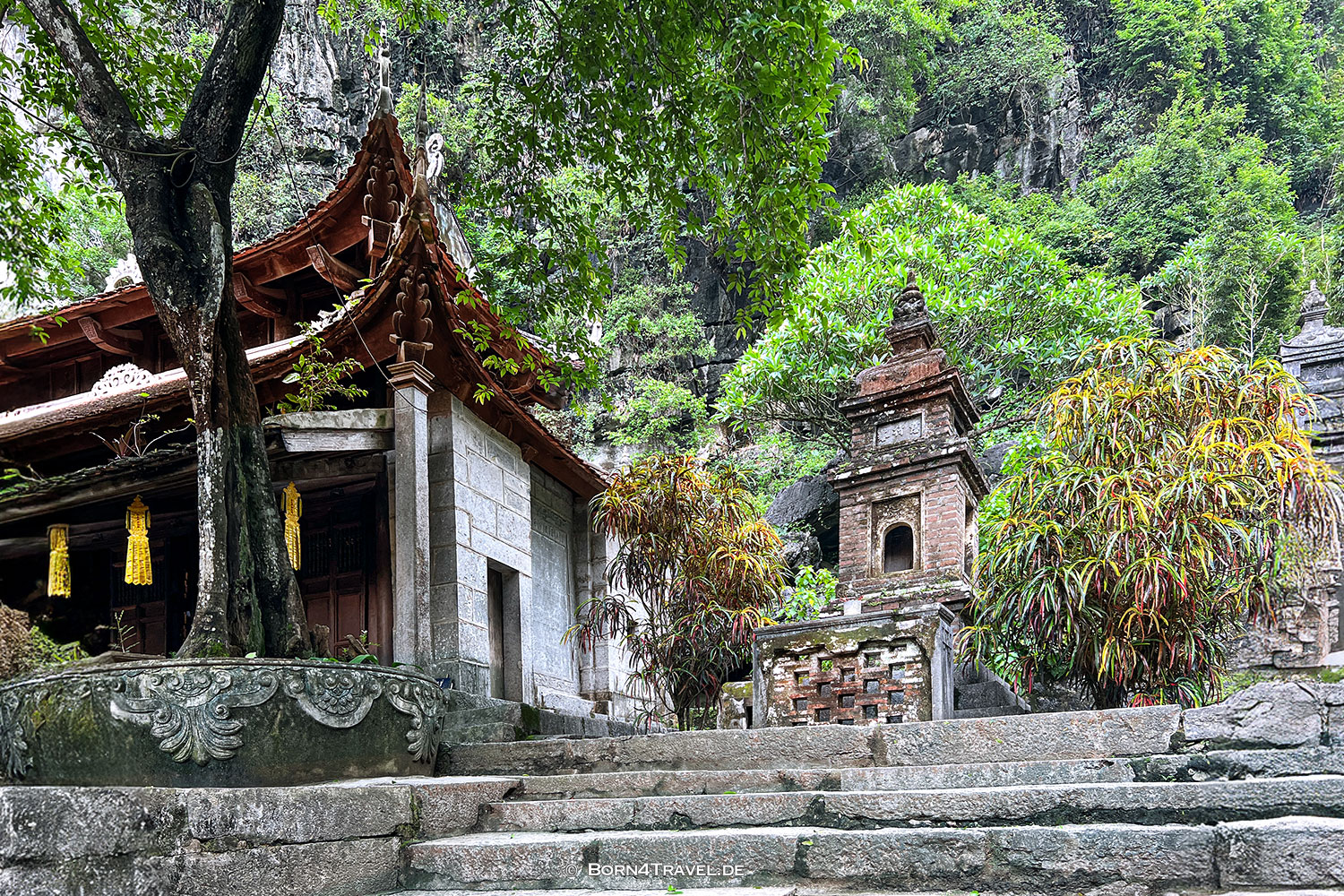 Chùa Bích Động - Bich Dong Pagoda Tam Cốc,Vietnam,born4travel