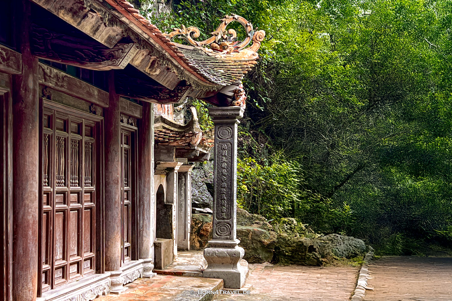 Chùa Bích Động - Bich Dong Pagoda Tam Cốc,Vietnam,born4travel