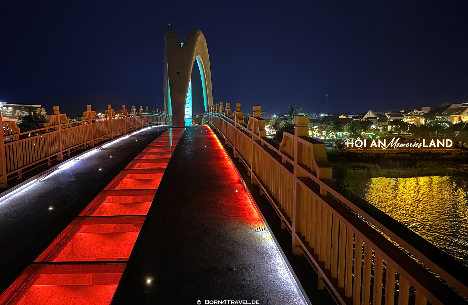 Cầu trăng thương cảng,Memories Land Show Hội An,Vietnam2025,born4travel.de